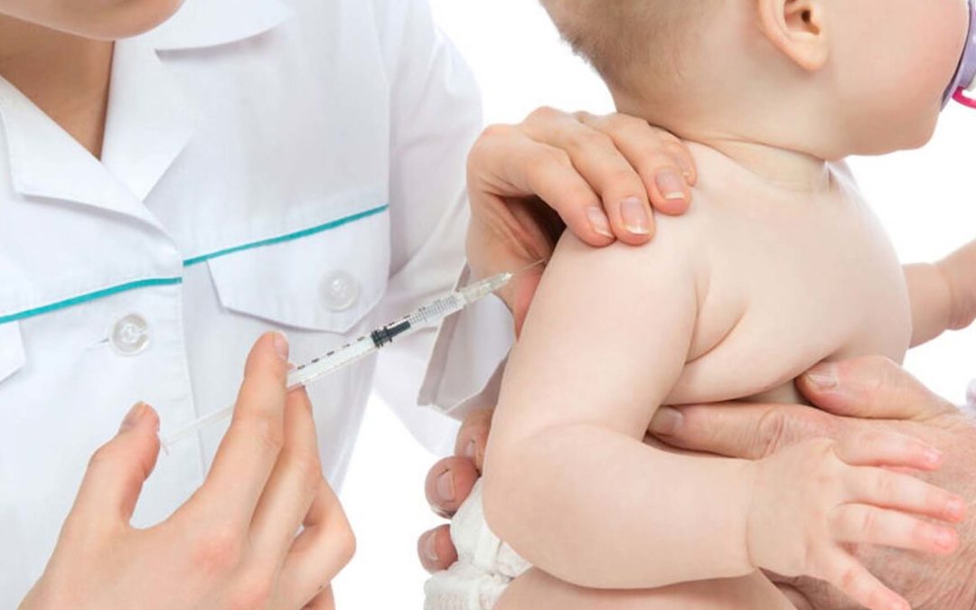 La FDA autorizó las vacunas contra el COVID-19 de los laboratorios Moderna y Pfizer/BioNTech para niños y niñas a partir de los 6 meses de edad.