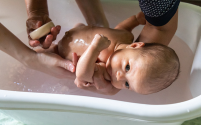 Lo que no debes hacer al bañar a tu bebé.